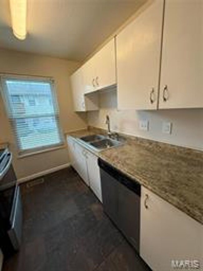 Building Photo - Bright and Inviting 3-Bedroom, 1.5-Bath Co...