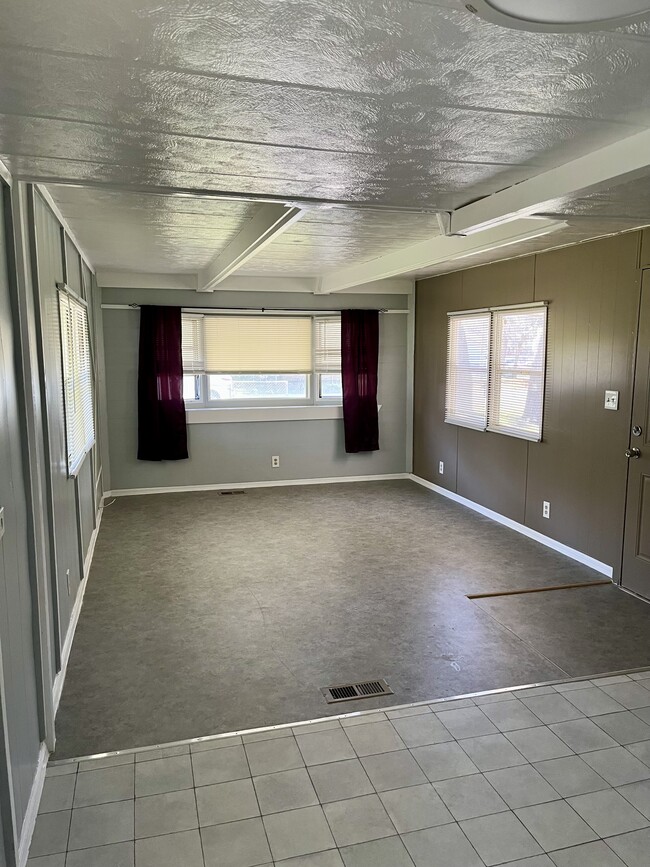 Building Photo - 9441 Teak St