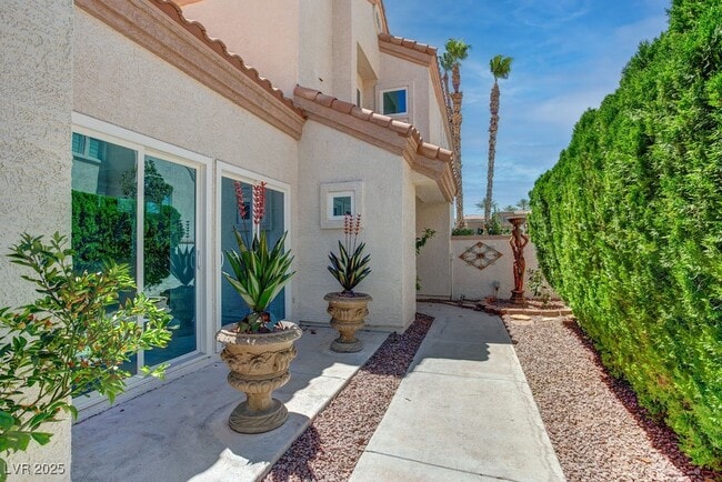 Building Photo - 8953 Diamond Falls Dr