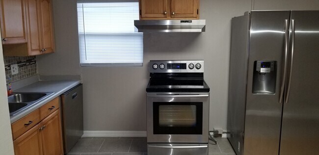 Building Photo - **CUTE! 2 BEDROOM / 1 BATH HOUSE (OFF NARC...