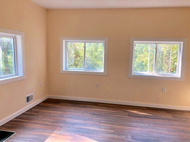 Building Photo - 3 bedroom in Beechview!