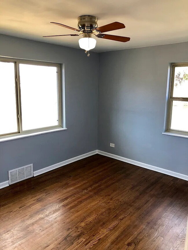 Building Photo - City Park Gem! Pet Friendly 2-bed 1-bath duplex with parking included!