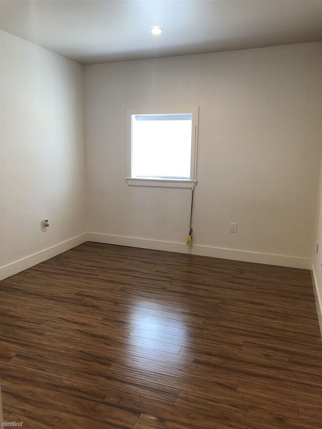 Building Photo - 3 br, 1 bath 4plex - 2100 Market St #B
