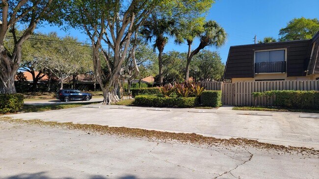 Building Photo - 117 1st Ct