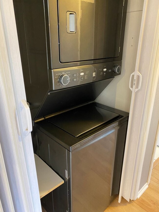 Building Photo - Clean Marina Condo (Park Marina)