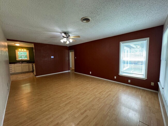 Building Photo - 360 Virtual Tour Available