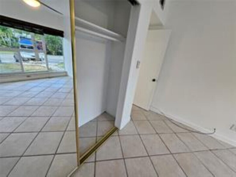 Building Photo - 733 NW 30th Ct