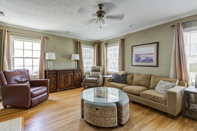 Building Photo - Spacious Home with Modern Upgrades Near Te...