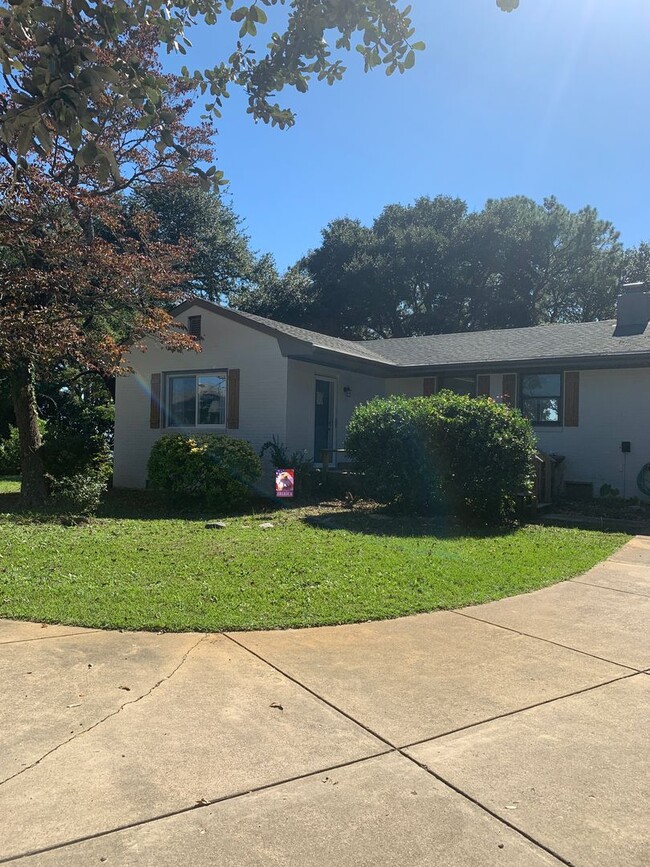 Building Photo - 3 Bedroom 2 Bath Home in Point Harbor Avai...