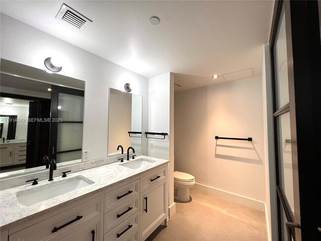 Building Photo - 350 S Miami Ave