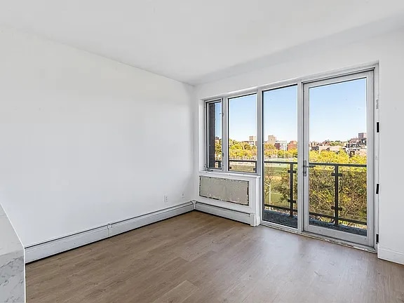 Building Photo - APT 4H