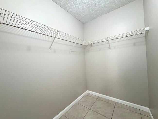 Building Photo - Lake Mary Condo ~ Fresh Paint, Tile Flooring, Updated Kitchen/Bath!