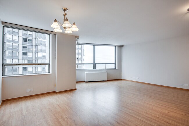 Building Photo - 5701 N Sheridan Rd