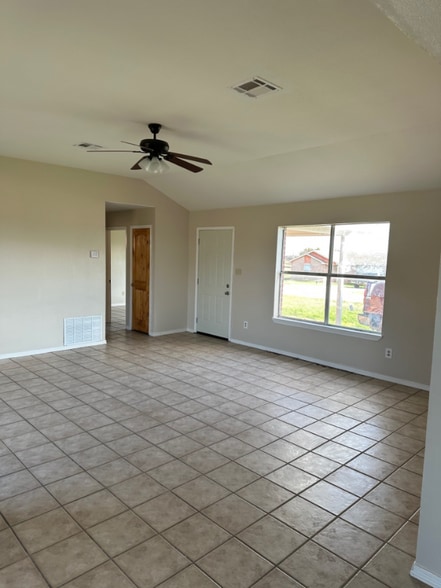 Building Photo - 127 Summer Harvest Dr
