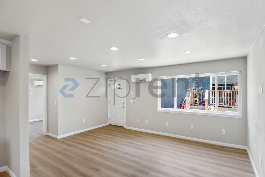 Building Photo - Unit