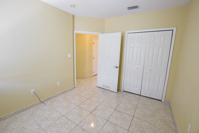 Building Photo - 3 br, 2 bath House - 522 Villa Del Sol Cir...