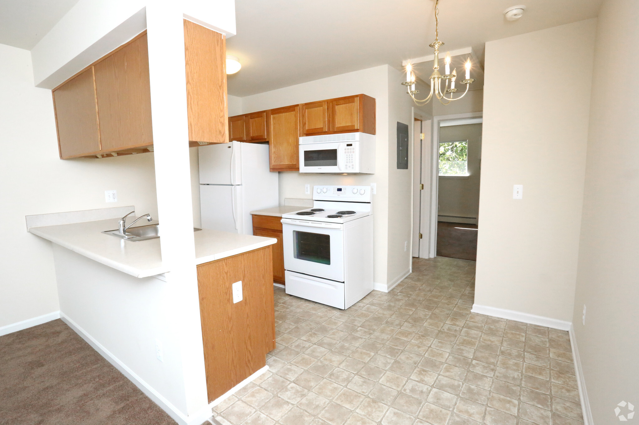 1BR, 1BA, 600sf - Dining & Kitchen - Kings Lane Apartments