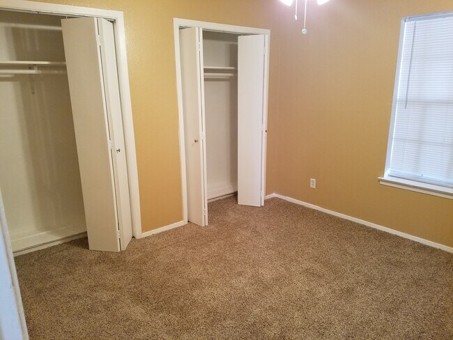 Bedroom (2 Bedroom) - Colonial Courtyard Apartments