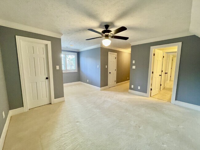 Building Photo - 4 Bed, 4 And A Half Bath Nest In Haymount