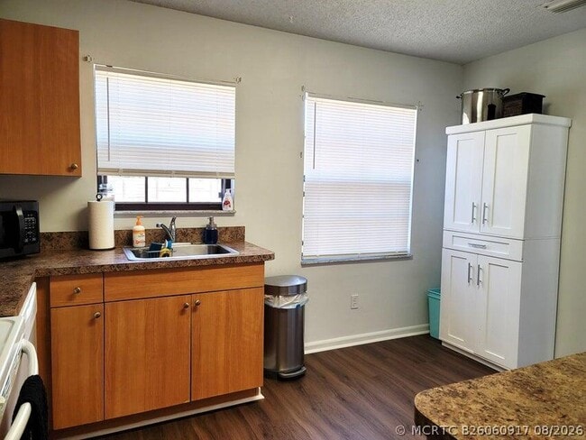 Building Photo - 311 SW Virden Ct