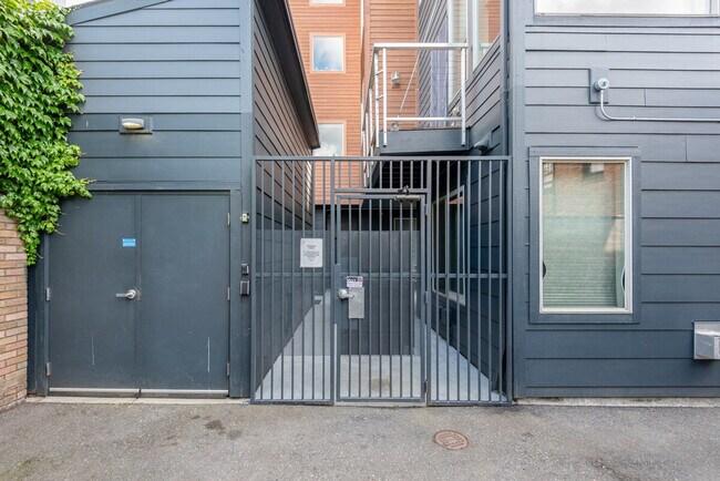 Building Photo - 1607 NW Davis St