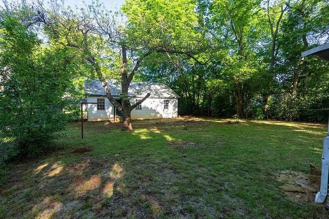 Building Photo - 943 S Micheaux St