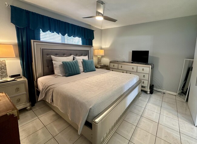 Building Photo - 1001 NE 8th Ave