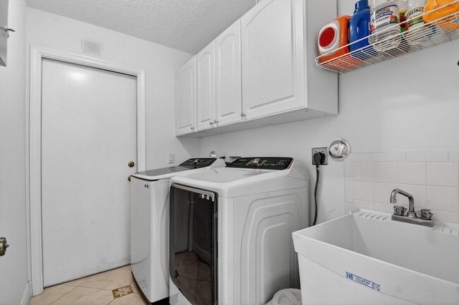 Building Photo - 2769 Pointe Cir