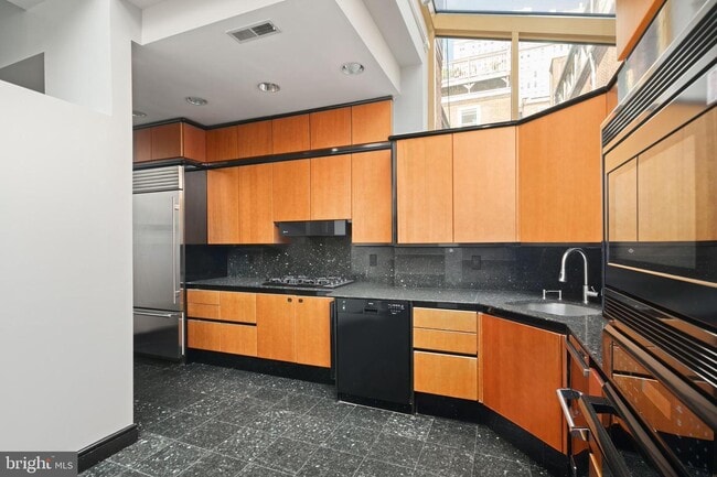 Building Photo - 317 S 18th St