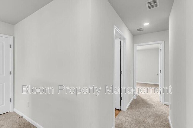 Building Photo - 205 Maple Hl Dr