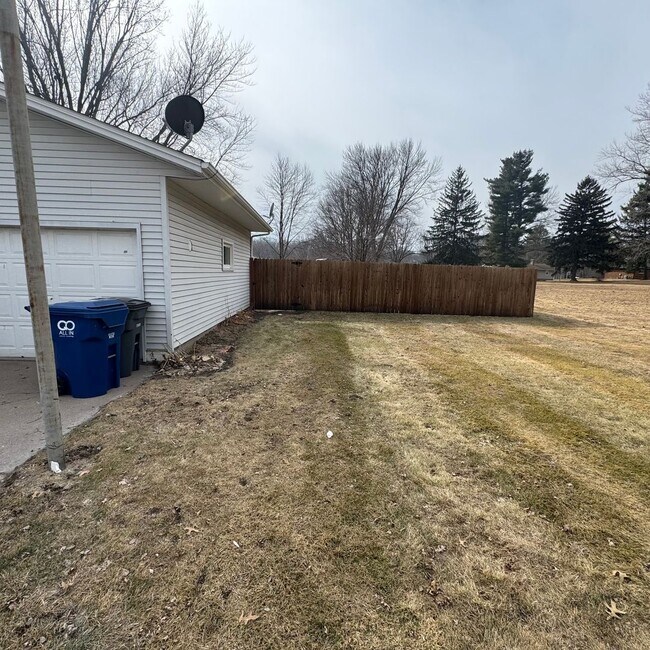 Building Photo - Spacious 3-Bedroom Home on Half-Acre Lot in Top-Rated Pleasant Valley School District!