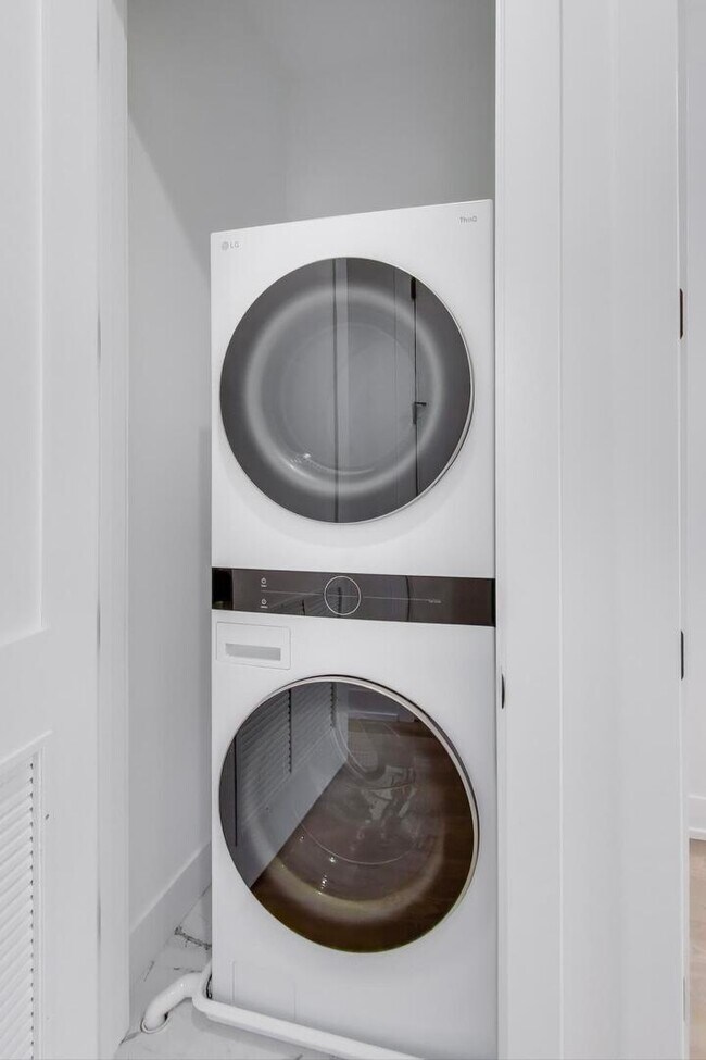 Building Photo - 2456 W Cortez St