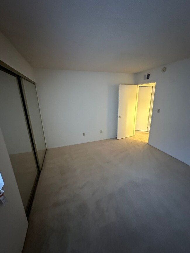 Building Photo - Spacious 2 Story Townhome - 3 Bedrooms, 2 ...