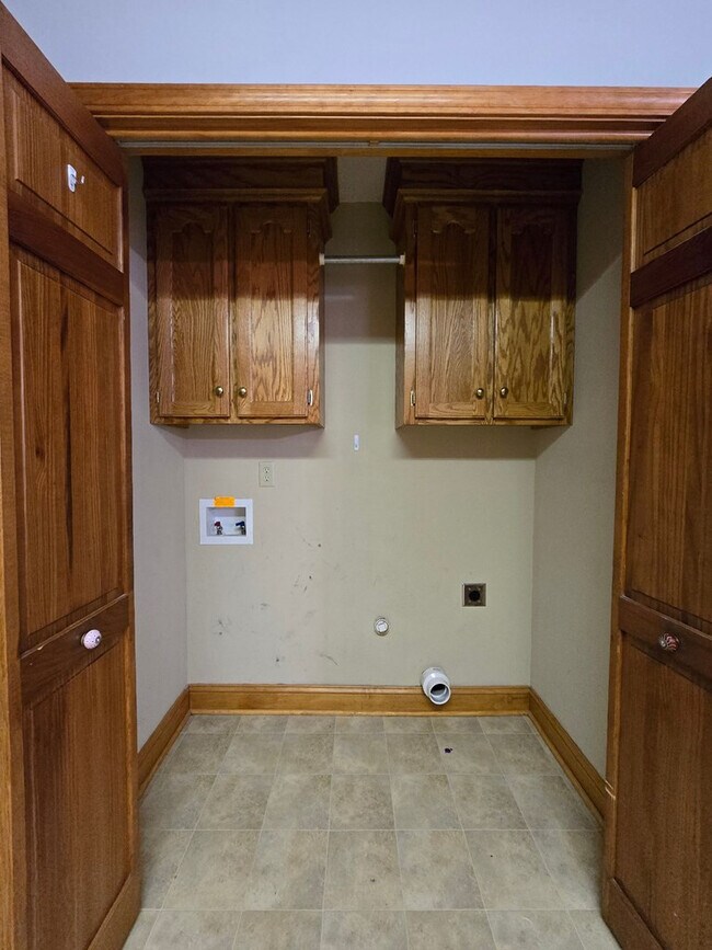 Building Photo - 3563 Beacon Dr