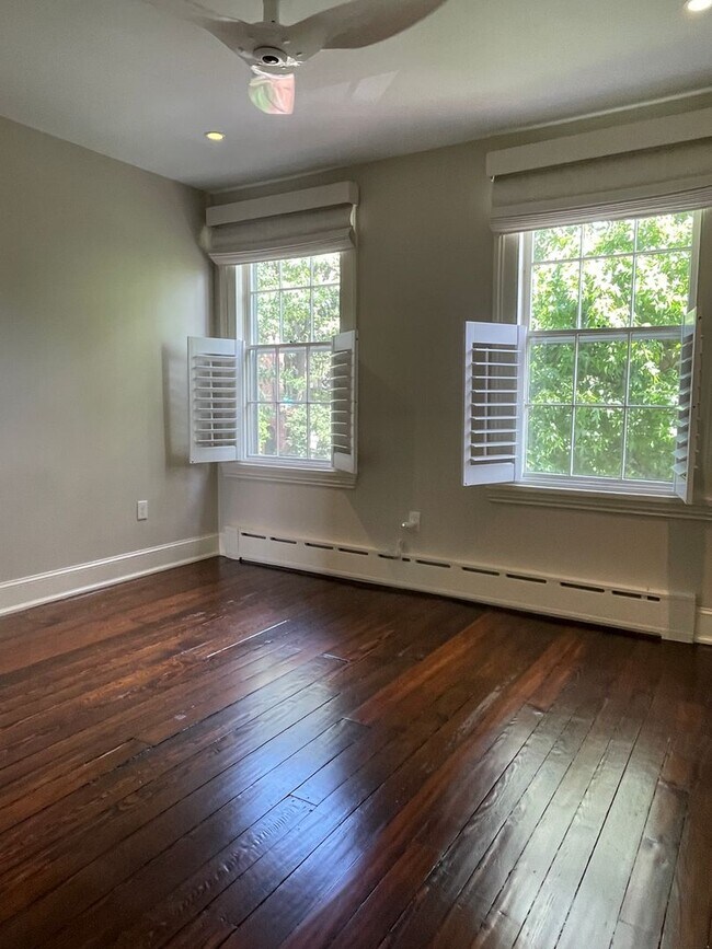 Building Photo - Georgetown Splendor with Garage Parking