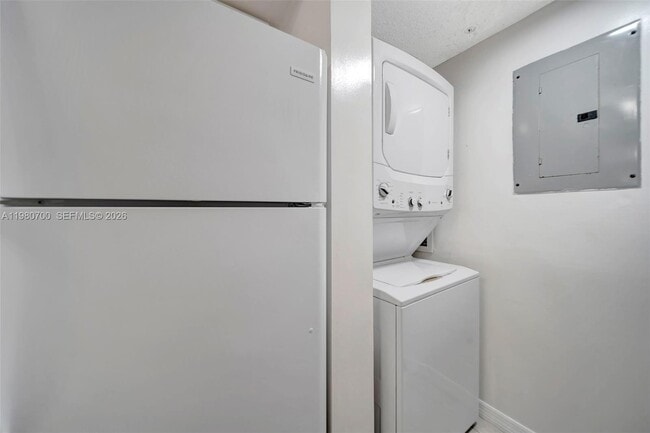 Building Photo - 2620 S University Dr