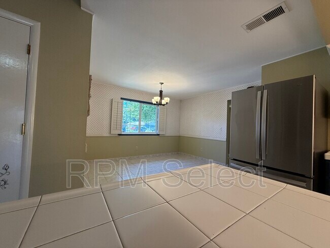 Building Photo - 1017 Silver Lake Dr