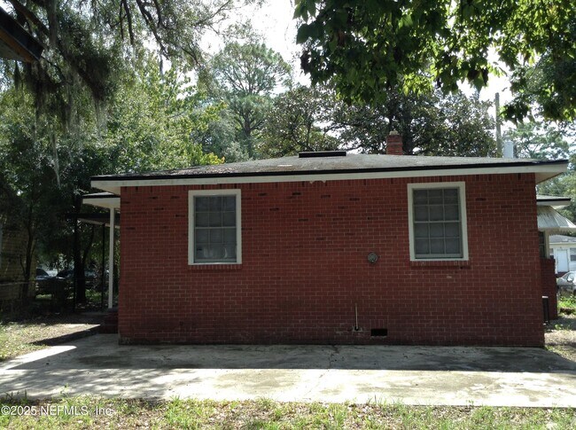 Building Photo - 1213 Kenmore St
