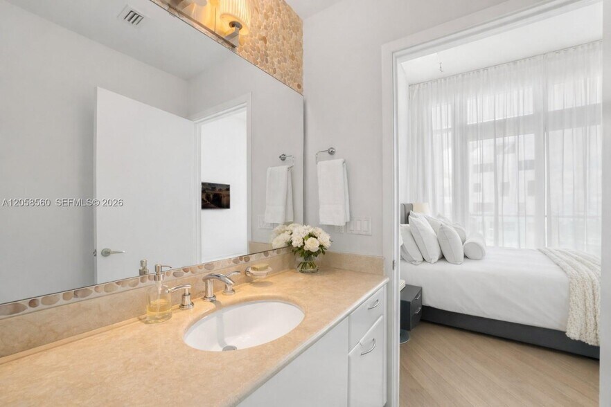Building Photo - 1331 Brickell Bay Dr