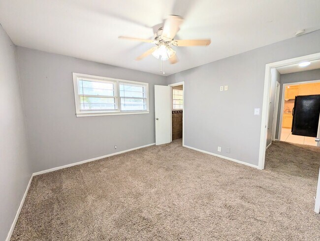 Building Photo - 3 Bed 2 Bath Move In Ready!