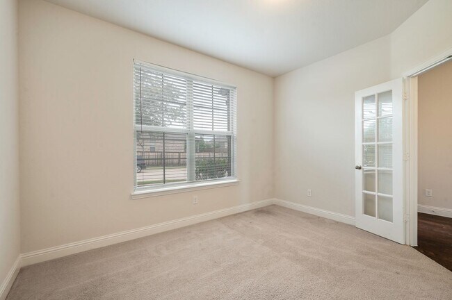 Building Photo - 3904 Driftwood Ln