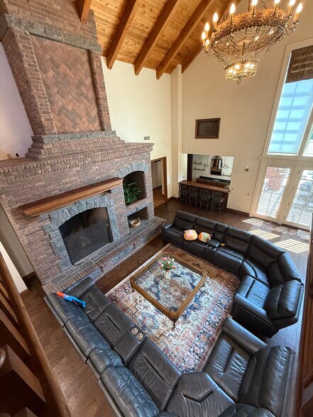 Building Photo - 533 E Sierra Madre Ave