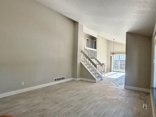 Building Photo - Spacious 4 bedroom, 3 bathroom home in the heart of Aurora is ready for immediate move in! Conven...