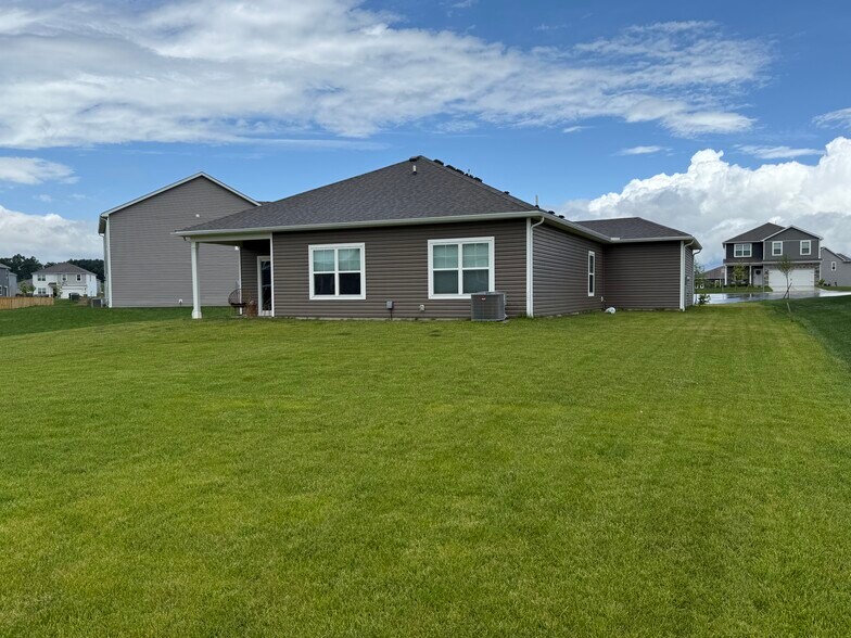 Building Photo - 37 Sunbeam Ct