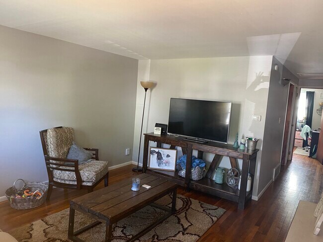 Building Photo - 608 Maple St