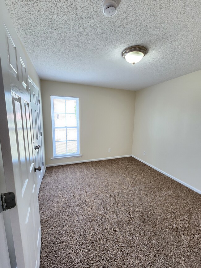 Building Photo - 1239 Askew Dr