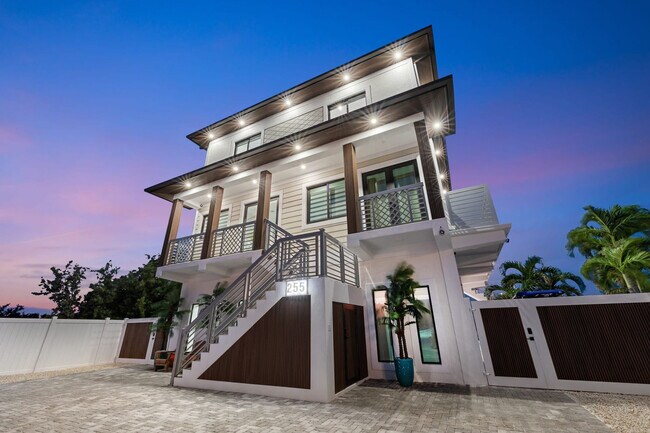 Building Photo - 247 Pescayo Ave