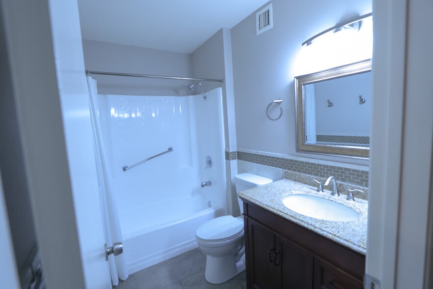 Master bathroom - 10941 W Santa Fe Dr