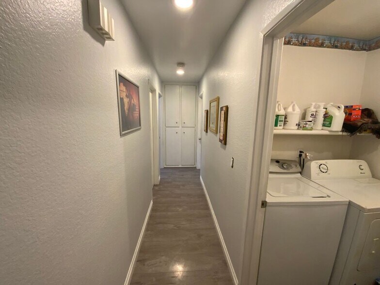 Building Photo - 610 Parkview Dr