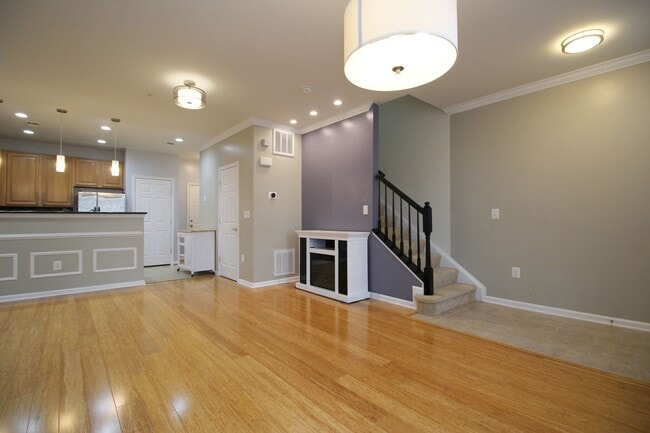Building Photo - Updated 3/2.5 Townhome w/1 car garage